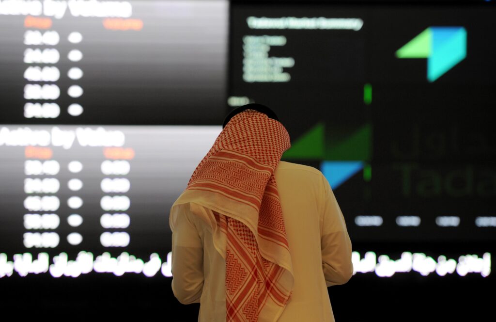 تداعيات تراجع الاقتصاد العالمي على دول الخليج: استثمارات أقل وديون أكثر